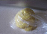 手工饼干,筛入低粉拌匀,装保鲜袋里冷藏一小时