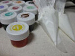 手工饼干,分别装入裱花袋,按需要调出各种颜色,剪小口画出自己想要的图案