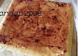蓝莓果酱蛋糕卷,抹上<a style='color:red;display:inline-block;' href='/shicai/ 8575'>蓝莓果酱</a>,卷成卷,冷藏定型15分钟以上,切片