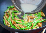 茶树菇烧豇豆,烹入<a style='color:red;display:inline-block;' href='/shicai/ 717'>味精</a>、湿淀粉，勾芡收汁，翻炒均匀、起锅装盘即可