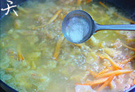 黄花芡粉肉,见其变色后，转大火煮3-5分钟。调入盐及味精，起锅后撒上葱花即可食用。