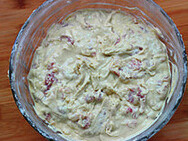 黄花芡粉肉,加入锅里已经烧开的汤水，将其拌均匀