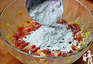 黄花芡粉肉,瘦肉里加入炼好的猪油，盐和<a style='color:red;display:inline-block;' href='/shicai/ 717'>味精</a>，姜末，鸡蛋一枚，<a style='color:red;display:inline-block;' href='/shicai/ 3777'>红薯淀粉</a>，拌均