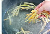 黄花芡粉肉,加入足够水，下入姜末。水沸后，下黄花