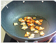 黄花芡粉肉,干锅下入肥肉，大火煸干。捞出，多余猪油也盛出留底油