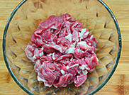 黄花芡粉肉,胛子肉洗净，肥瘦分开，分别切片