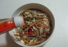 什锦豆花,再放入葱花，<a style='color:red;display:inline-block;' href='/shicai/ 456'><a style='color:red;display:inline-block;' href='/shicai/ 456'>青豆</a></a>，<a style='color:red;display:inline-block;' href='/shicai/ 722'>榨菜</a>，<a style='color:red;display:inline-block;' href='/shicai/ 664'>花生</a>碎；<a style='color:red;display:inline-block;' href='/shicai/ 678'>白芝麻</a>；辣油即可