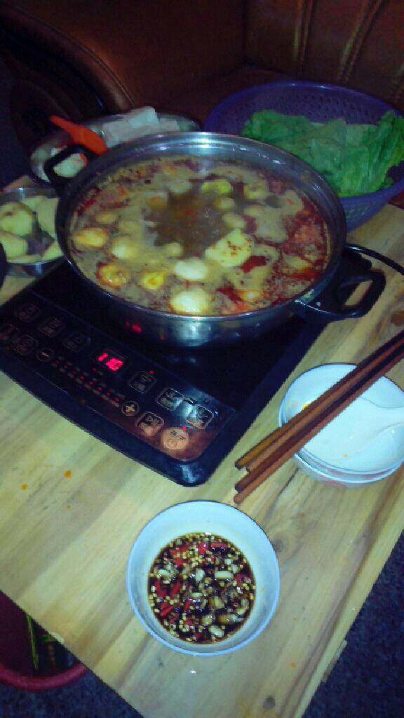 麻辣火锅,丸子都煮好了就可以开吃了,边煮边放那些菜,想吃什么就放什么。