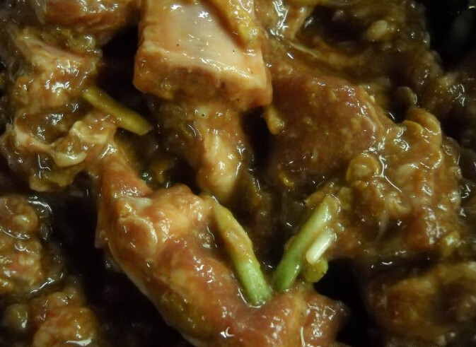 地瓜粉蒸排骨 ,加入饼干粉拌匀,把地瓜倒入小蒸笼底部把排骨摆进蒸笼内隔水蒸40分钟起锅即可
