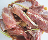 蜜汁烤小排,加入<a style='color:red;display:inline-block;' href='/shicai/ 865'>蜂蜜</a>,调和,翻搅均匀,放入冰箱冷藏,腌制三到四个小时,充分入味