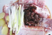 蜜汁烤小排,葱丝、蒜末、姜片放入排骨中，一大勺<a style='color:red;display:inline-block;' href='/shicai/ 705'>豆瓣酱</a>、<a style='color:red;display:inline-block;' href='/shicai/ 692'>酱油</a>、<a style='color:red;display:inline-block;' href='/shicai/ 718'>料酒</a>、<a style='color:red;display:inline-block;' href='/shicai/ 4766'>葡萄酒</a>依次倒入装有排骨的碗内。