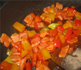 培根麋鹿通心粉,放入<a style='color:red;display:inline-block;' href='/shicai/ 12045'>意大利面酱</a>翻炒均匀，装入通心粉中，点缀<a style='color:red;display:inline-block;' href='/shicai/ 119'>西兰花</a>即可食用
