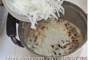腊味萝卜糕,把腊肠，虾米，冬菇，萝卜丝一起加入到粉浆中