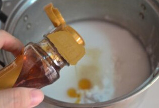 腊味萝卜糕,将所有粉类与调味料倒入锅中，加入温水360G揉搓至均匀无颗粒