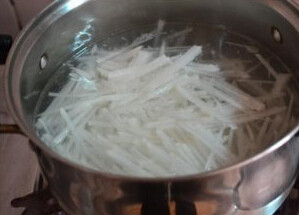 腊味萝卜糕,白萝卜洗净去皮切丝，倒入沸水中焯一分钟，捞出