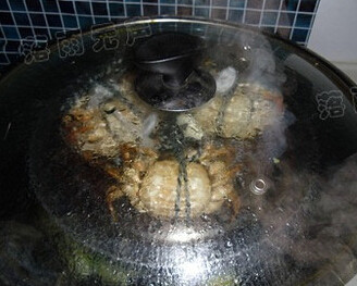 葱油大闸蟹,锅里姜葱蒜加<a style='color:red;display:inline-block;' href='/shicai/ 718'>料酒</a>烧开，把蟹底朝天放上隔水蒸