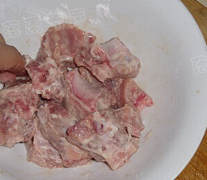 橙味排骨,排骨倒去多余的水份,加入生粉抓匀