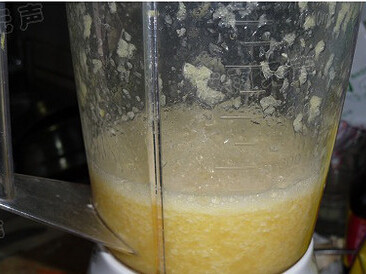 橙味排骨,将果肉挖出放料理机里加少量水打成橙汁,对半那个挖掉果肉等下装盘用
