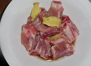 橙味排骨,将排骨用热水洗净,放入盐、<a style='color:red;display:inline-block;' href='/shicai/ 718'>料酒</a>、生姜腌制10分钟