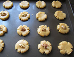 全麦桃,按上<a style='color:red;display:inline-block;' href='/shicai/ 5056'>核桃仁</a>，送入预热180度的烤箱，烤20到25分钟，关火后再焖10分钟左右