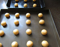 全麦桃,分成大约30g一个，搓成光滑的小面球，直接放进烤盘