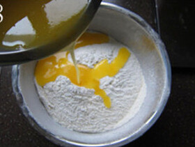 全麦桃,湿性材料和干性材料混合，搓揉、抓捏成均匀的面团