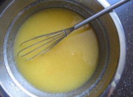 全麦桃,所有分类混合过筛，玉米油和全蛋混合均匀