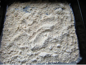 全麦桃,混合面粉和黑麦粉后取一半平摊进烤盘，放进预热180度的烤箱烤15分钟冷却凉透