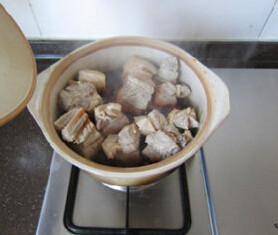东坡肉,上火,大火烧开后,转微火,盖上锅盖慢炖3个小时