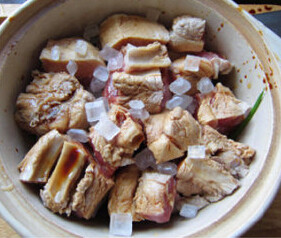 东坡肉,再码上肉块,肉皮朝下,加入酱油,绍酒,冰糖