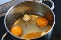 有Scrambled Egg的营养早餐,与此同时，开始做Scrambled Egg。用电磁炉的同学先调高档位，把炉子热好。打三个<a style='color:red;display:inline-block;' href='/shicai/ 9'>鸡蛋</a>进奶锅中，加半勺<a style='color:red;display:inline-block;' href='/shicai/ 887'>黄油</a>，再加点盐，先不要搅拌<a style='color:red;display:inline-block;' href='/shicai/ 9'>鸡蛋</a>。