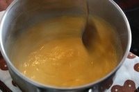 有Scrambled Egg的营养早餐,大概过个20秒,把奶锅拿开,放在隔热垫上用奶锅的余热加热鸡蛋,继续搅拌,搅拌大概15秒,再放回炉子上,搅拌20秒,拿开,搅拌15秒。