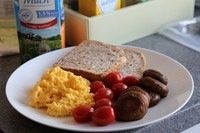 有Scrambled Egg的营养早餐,再取出两片<a style='color:red;display:inline-block;' href='/shicai/ 5973'>全麦面包</a>,摆盘,结束。