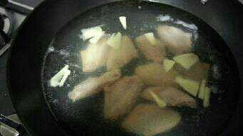 可乐鸡翅,<a style='color:red;display:inline-block;' href='/shicai/ 1051'>鸡中翅</a>洗干净，与姜，料酒一起放入锅里焯水去腥味。