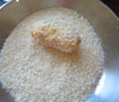 虾仁奶油可乐饼,再粘上一层全蛋液,最后裹上一层<a style='color:red;display:inline-block;' href='/shicai/ 584'>面包屑</a>