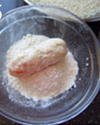 虾仁奶油可乐饼,将丸子捏成圆柱状,先滚上一层干面粉,