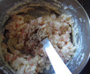 虾仁奶油可乐饼,加入盐和<a style='color:red;display:inline-block;' href='/shicai/ 134340'>黑胡椒粉</a>,搅拌均匀成馅料;