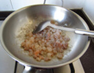 虾仁奶油可乐饼,切成小碎丁,起炒锅,加入10g黄油,爆炒虾仁至变色