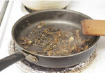 梅菜扣肉,热锅，将生抽，盐，糖，耗油加入，下梅干菜翻炒，铺在五花肉上面即可