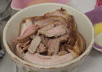 梅菜扣肉,五花肉，切成片，皮朝下铺在碗底，用温水将梅干菜泡20min