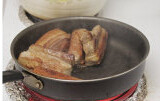梅菜扣肉,将五花肉放入油锅各面都煎至金黄