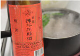 梅菜扣肉,将五花肉放入冷水，加热至沸腾，撇去血沫，加入葱，八角，花椒，料酒，转中火煮10min