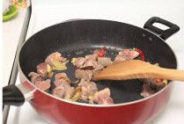 干煸土豆羊肉,加油热锅放入<a style='color:red;display:inline-block;' href='/shicai/ 86474'>干辣椒</a>、葱姜蒜，炒香后加入沥干的羊肉