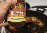 麻辣水煮鱼,锅里加五香油勺2大勺,加入葱姜蒜炒香,继而加入郫县豆瓣酱、麻辣酱,中火炒香