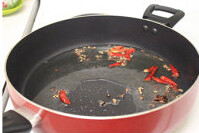 麻辣水煮鱼,五香油：将锅加食用油烧到5成热加入八角，<a style='color:red;display:inline-block;' href='/shicai/ 700'>花椒</a>，<a style='color:red;display:inline-block;' href='/shicai/ 86474'>干辣椒</a>，中火加热到香味出来即可