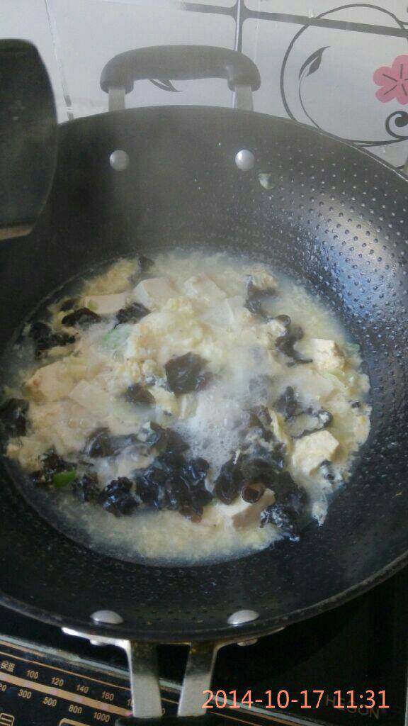 木耳豆腐虾皮鸡蛋汤,水开加入虾皮，鸡蛋液，盐，鸡蛋成型后，搅动一下
