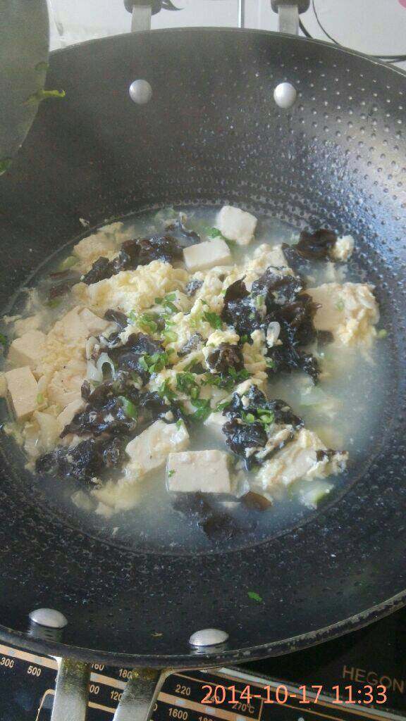 木耳豆腐虾皮鸡蛋汤,出锅前加入香菜末