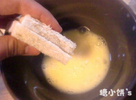 奶酪夹心西多士,鸡蛋加盐打散,把土司片放进去蘸满蛋液