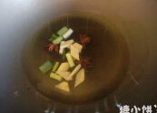 沈阳小土豆,起油锅。放入葱姜和八角煸出香味