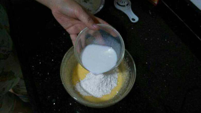 甜而不腻的蔓越莓马芬蛋糕,加入一半的面粉和鲜奶,